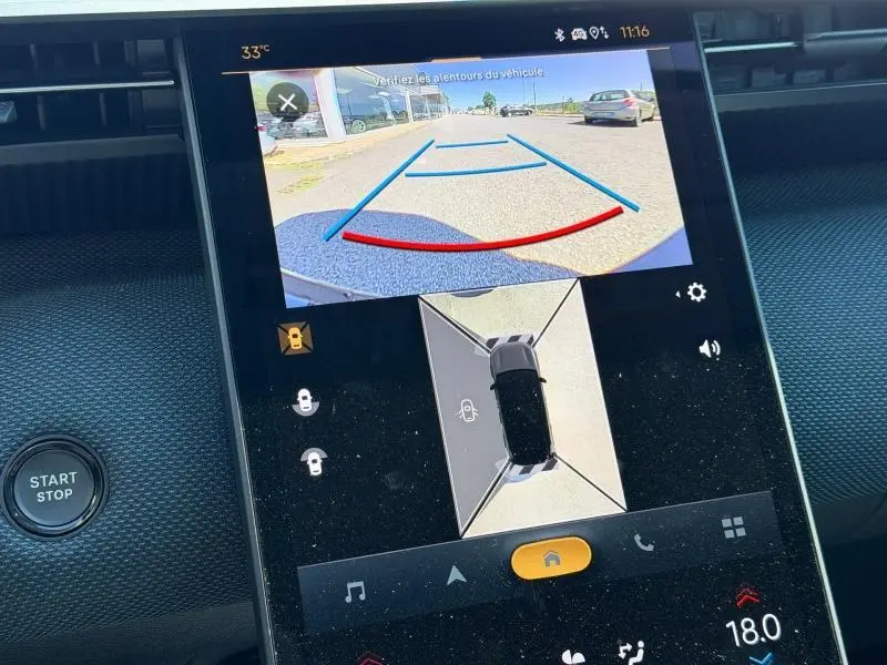 Écran tactile intérieur du Citroën C5 Aircross noir montrant la caméra de recul et la vue panoramique 360° du véhicule.
