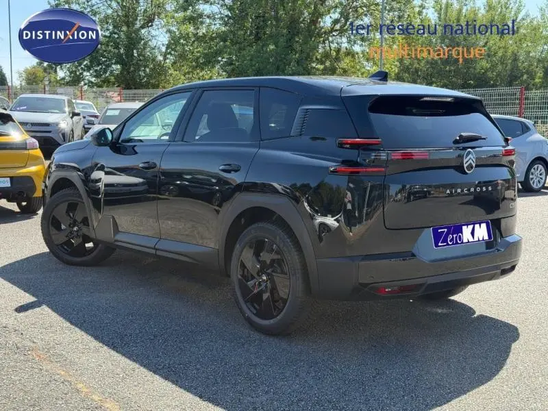 Vue 3/4 arrière droite d'un Citroën C5 Aircross noir Perla Nera avec jantes noires et feux arrière LED distinctifs.