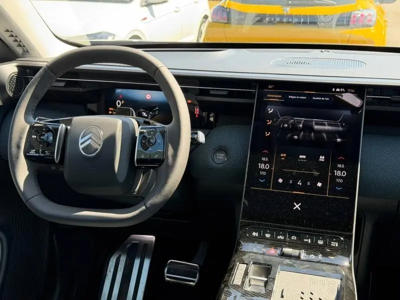 Vue intérieure du tableau de bord et volant noir du Citroën C5 Aircross 1.2 Hybride 2026 avec écran tactile vertical.