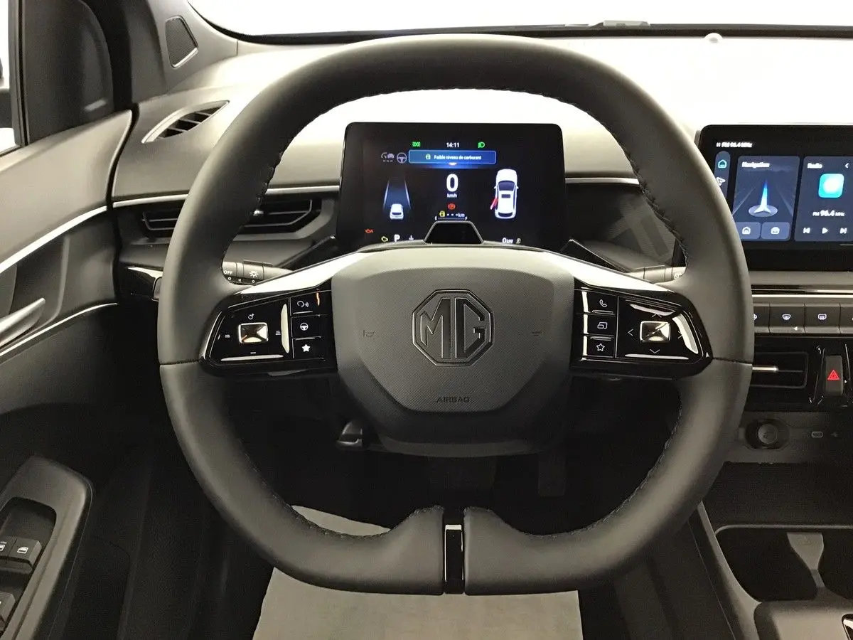 Vue frontale du volant noir du MG3 1.5 Hybrid+ 195 Luxury avec tableau de bord numérique et écran tactile central.