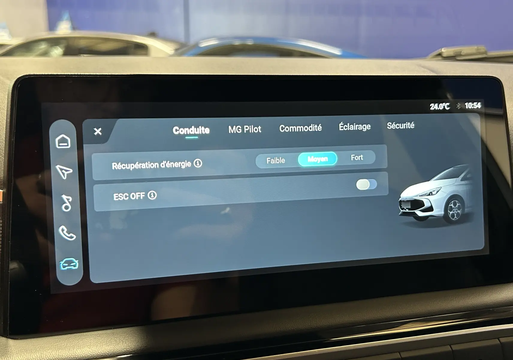 Écran tactile intérieur montrant les réglages de conduite avec une illustration digitale d’une MG3 blanche en 3/4 avant.