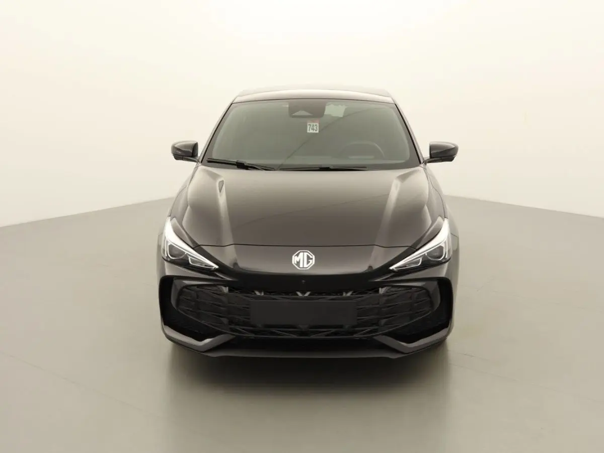 Vue frontale d'une MG3 1.5 Hybrid+ 195 Luxury Pebble Black avec calandre noire et phares LED fins.