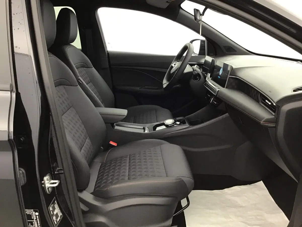 Intérieur côté conducteur du MG3 1.5 Hybrid+ 195 Luxury Pebble Black, sièges noirs avec surpiqûres et tableau de bord moderne.