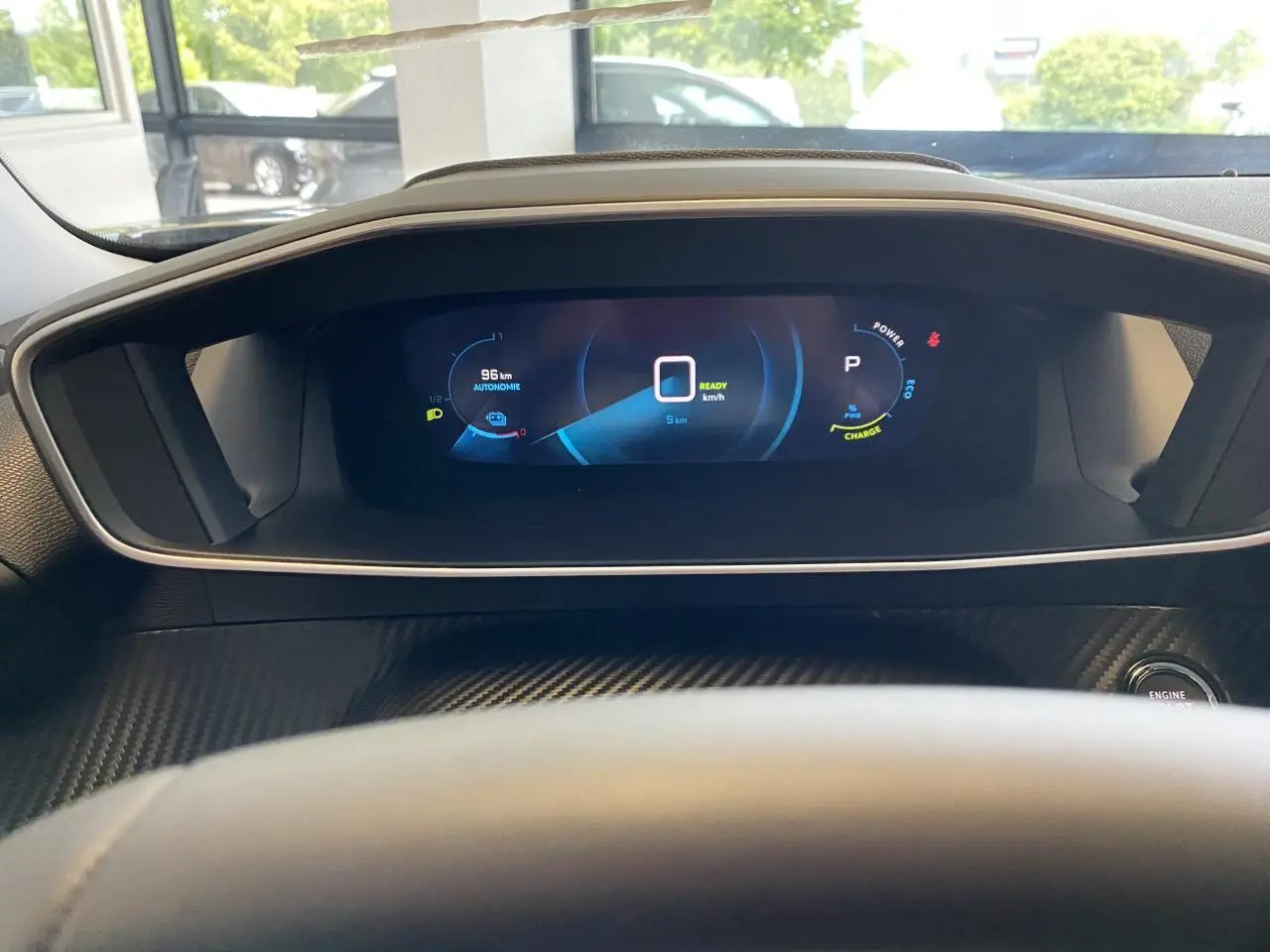 Vue du tableau de bord numérique du Peugeot 2008 e-136 Allure Pack 2022 avec affichage de l'autonomie et mode prêt.