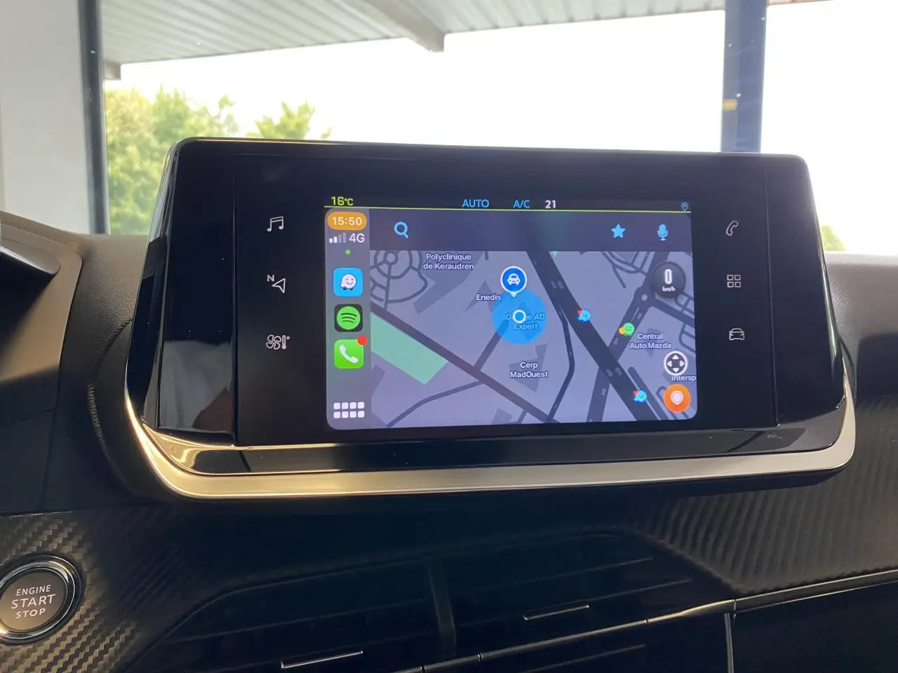 Écran tactile central du Peugeot 2008 e-136 Allure Pack 2022 affichant la navigation GPS en intérieur