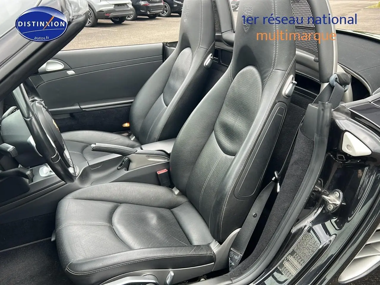 Intérieur noir de la Porsche Boxster 987 2.9 PDK 2012, vue côté gauche sur les sièges en cuir semi-électriques.