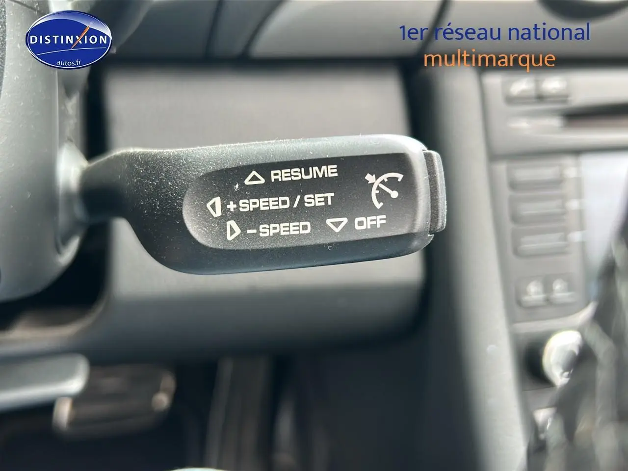 Gros plan sur le levier de régulateur de vitesse dans l'habitacle d'une Porsche Boxster 987 noire de 2012.