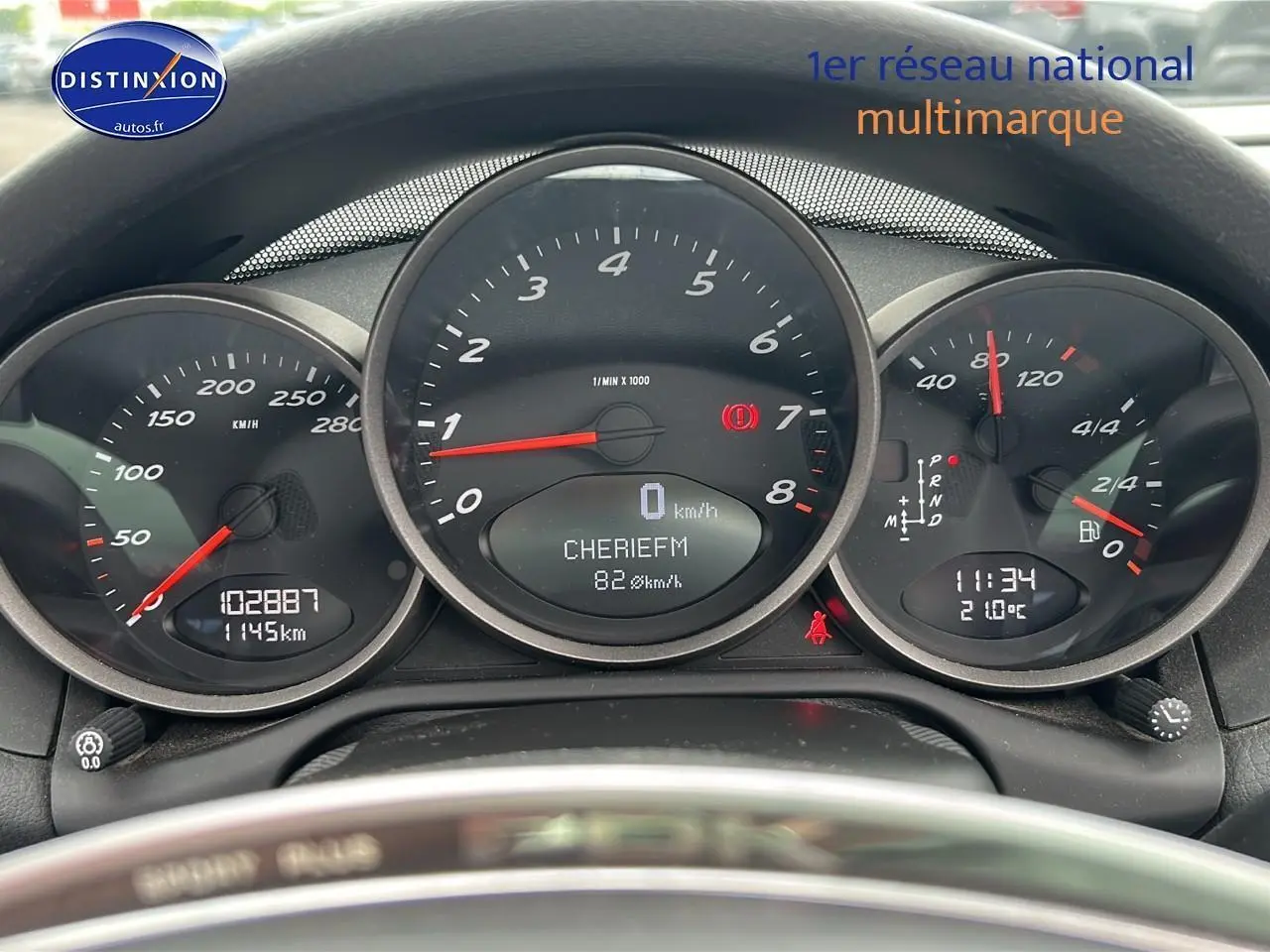 Tableau de bord de Porsche Boxster 987 noir, affichant compte-tours, vitesse et jauge carburant en vue frontale rapprochée.