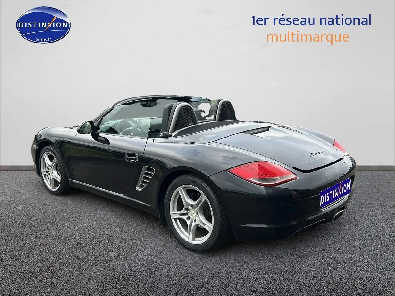 Porsche Boxster 987 2.9 noir vue 3/4 arrière droit, cabriolet avec jantes alu 17 pouces et feux arrière LED.