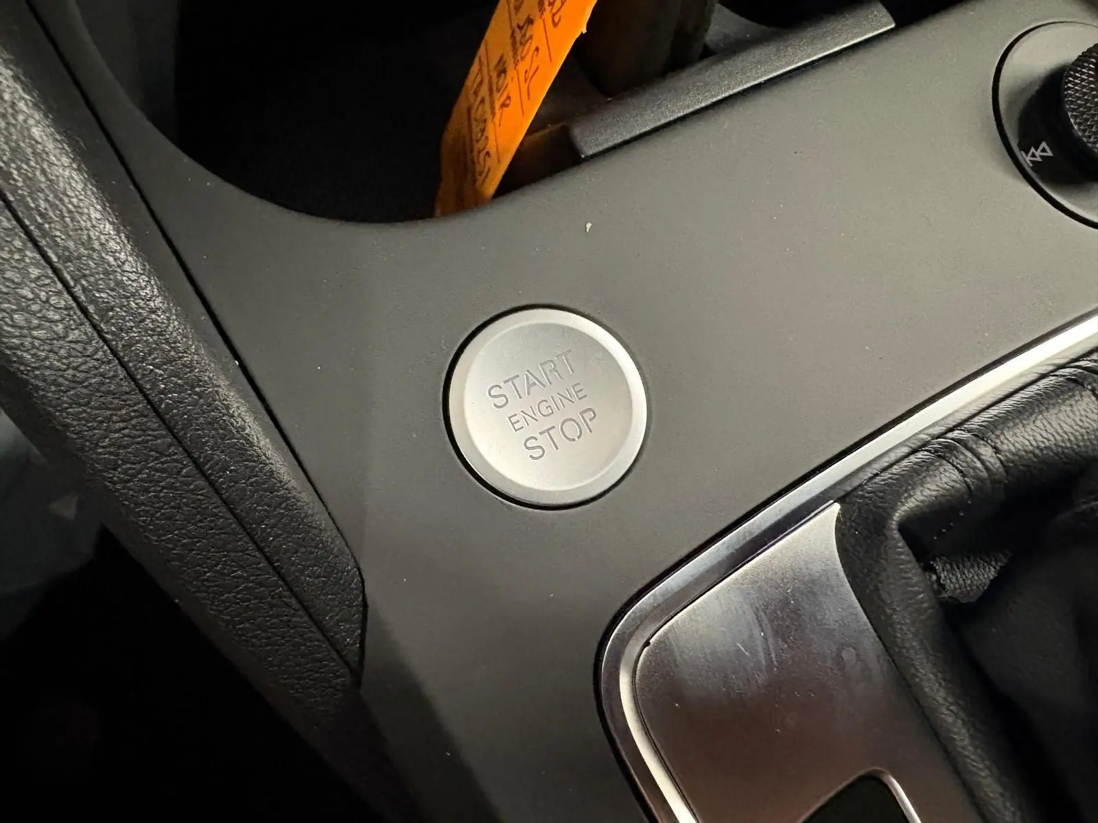 Bouton Start/Stop moteur en gros plan sur la console centrale noire de l'Audi Q2 35 TFSI S Line 2026.