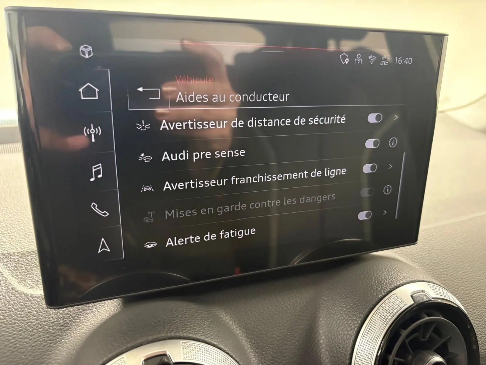 Écran tactile du système d’aide à la conduite de l’Audi Q2 35 TFSI S Line 2026, intérieur clair.