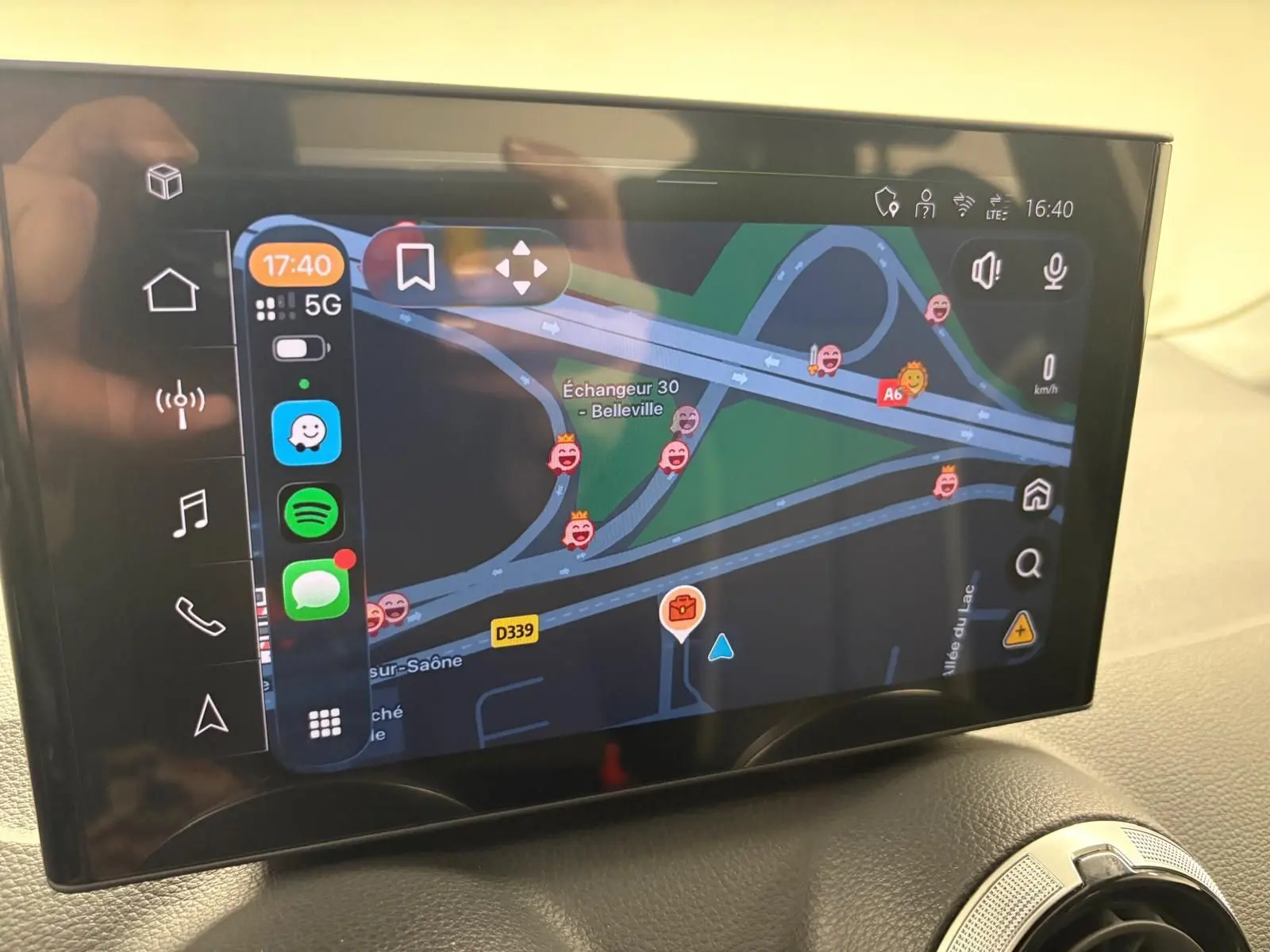Écran tactile du système de navigation de l'Audi Q2 35 TFSI S Line 2026, vue intérieure du tableau de bord.
