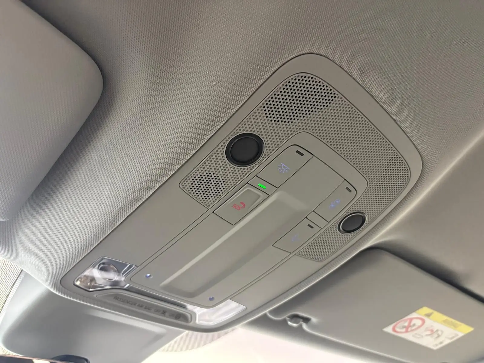 Vue intérieure du plafonnier avec commandes d’éclairage et système SOS dans un Audi Q2 Noir Mythic 2026.