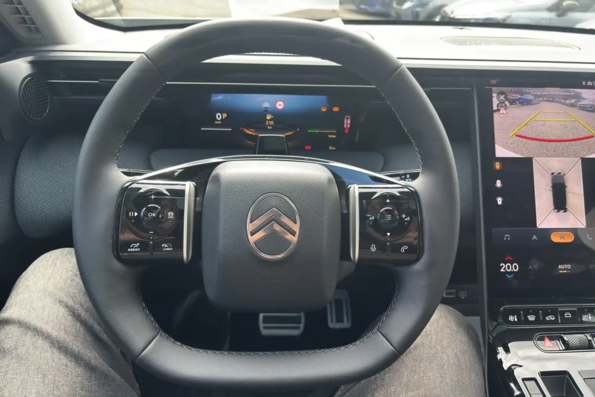 Vue intérieure centrée sur le volant cuir multifonctions du Citroën C5 Aircross 2026 avec écran tactile et affichage numérique.