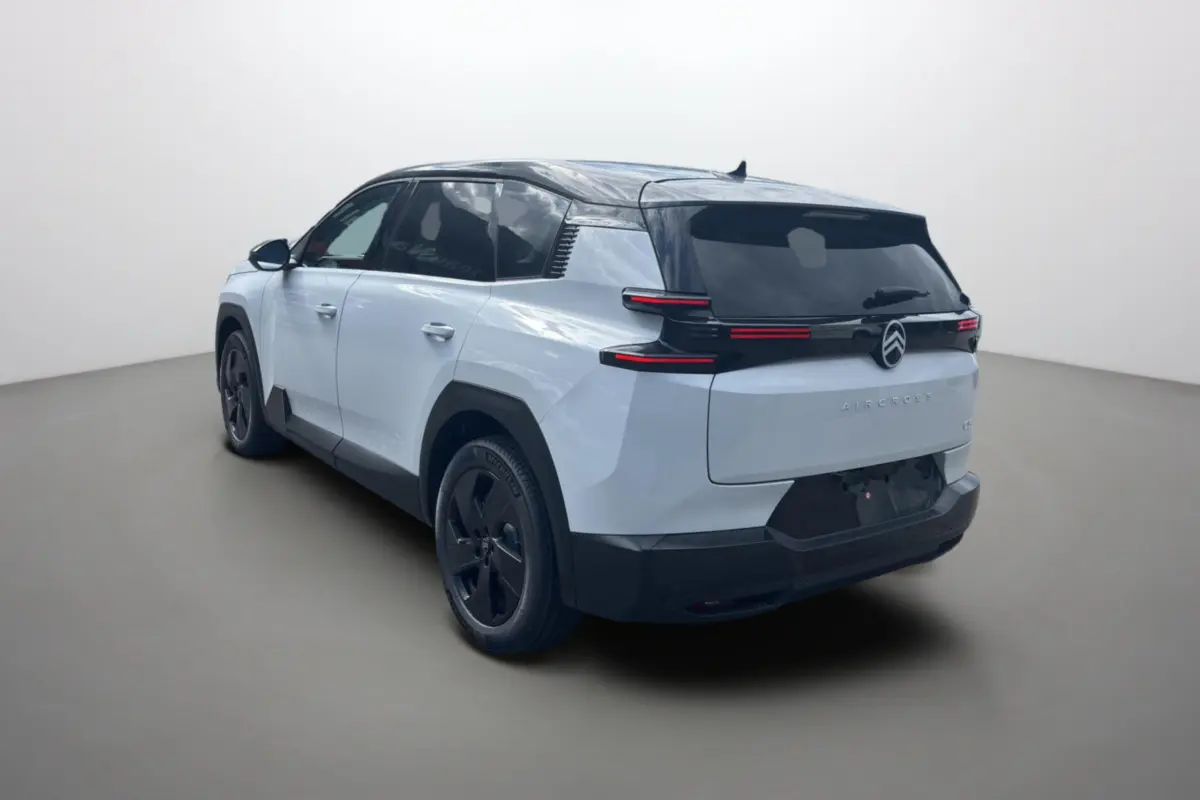 Vue 3/4 arrière droite du Citroën C5 Aircross blanc okénite avec toit noir et feux arrière LED horizontaux.
