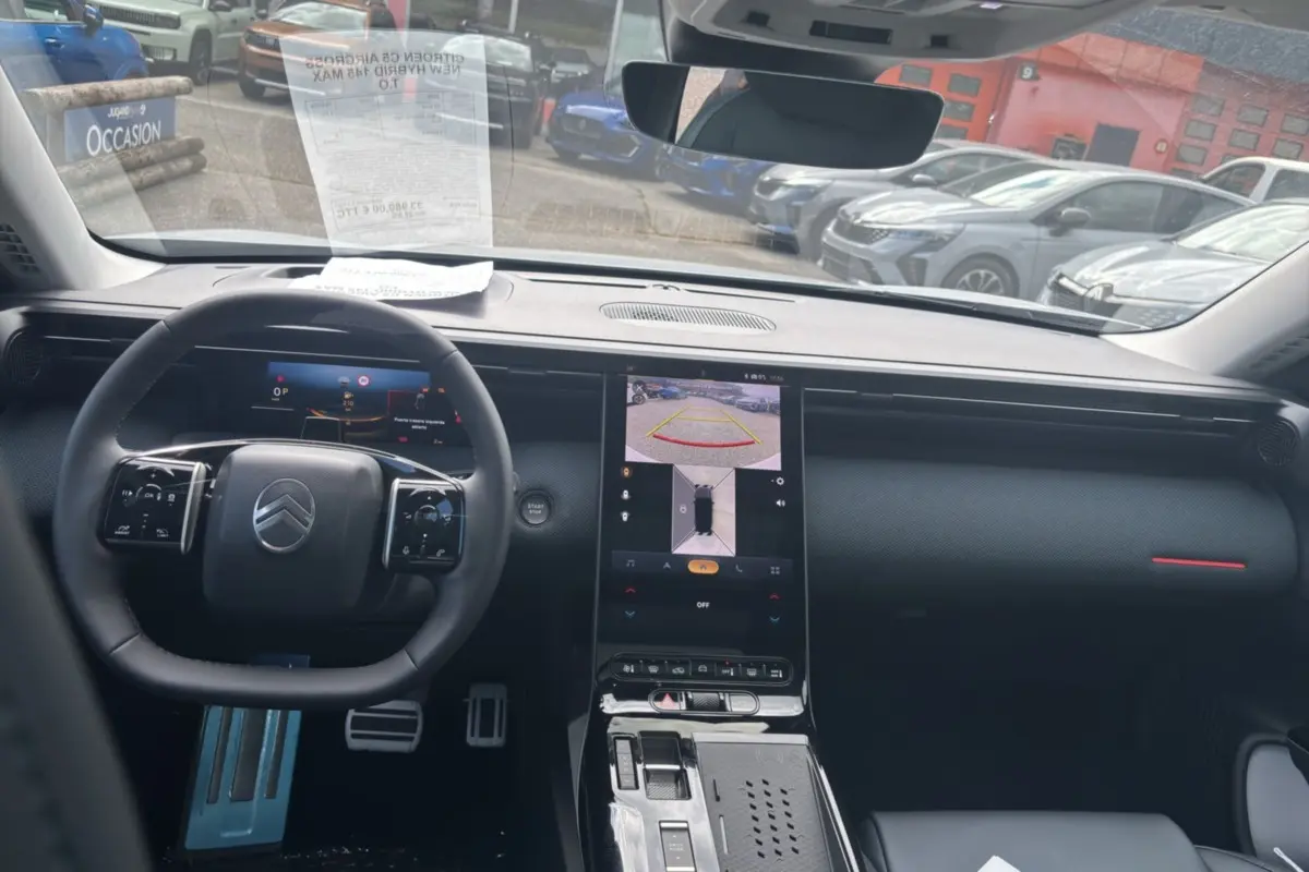 Vue intérieure avant du Citroën C5 Aircross New Hybrid 145 Max T.O 2026, tableau de bord moderne avec écran tactile central.