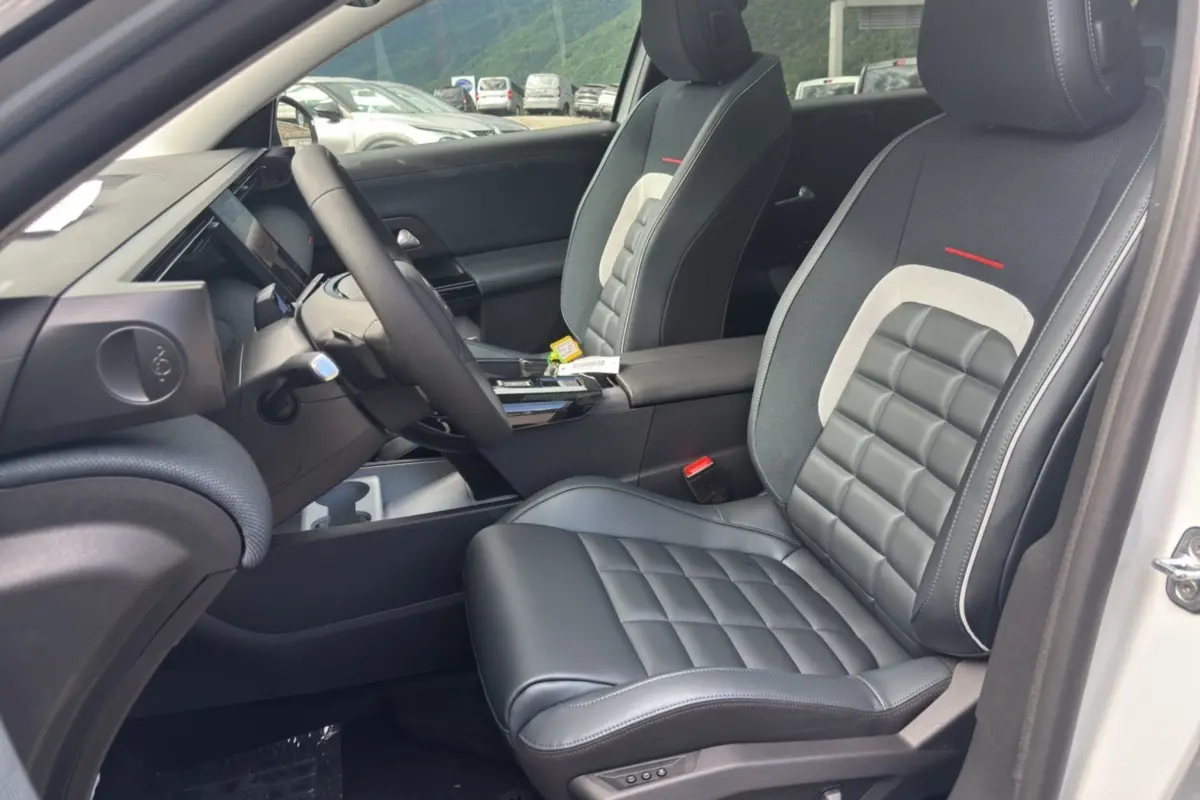 Vue intérieure côté conducteur du Citroën C5 Aircross New Hybrid 145 Max T.O 2026, sièges cuir noir et tissu gris.