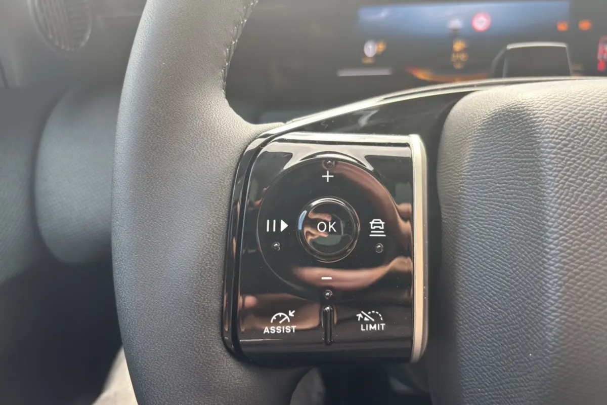 Gros plan sur les commandes multifonctions noires du volant cuir du Citroën C5 Aircross New Hybrid 2026.