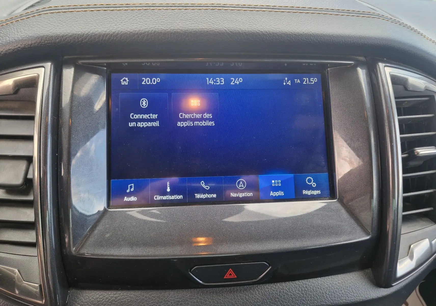 Écran tactile central du Ford Ranger Wildtrak 2020, affichant les options de connexion et navigation, entouré de finition noire.
