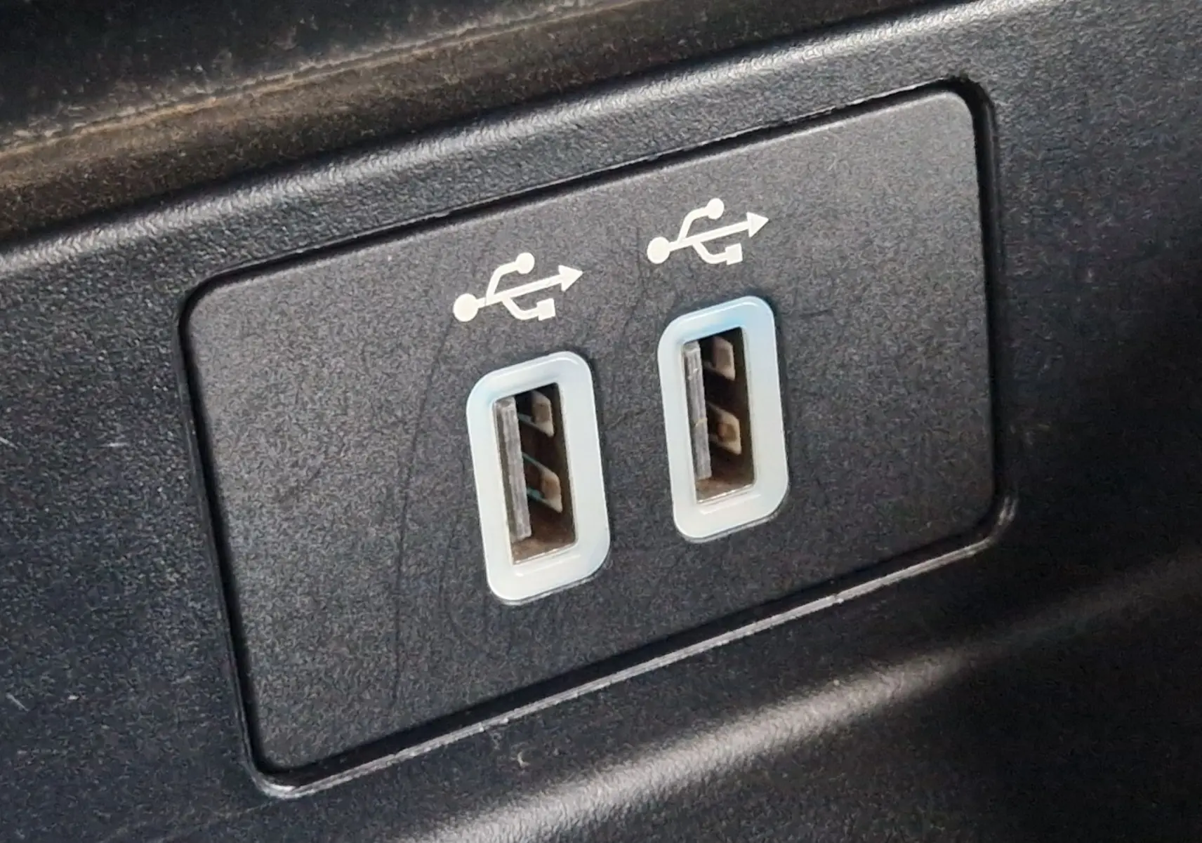 Gros plan sur deux ports USB intégrés dans l'habitacle du Ford Ranger Super Cabine blanc de 2020.