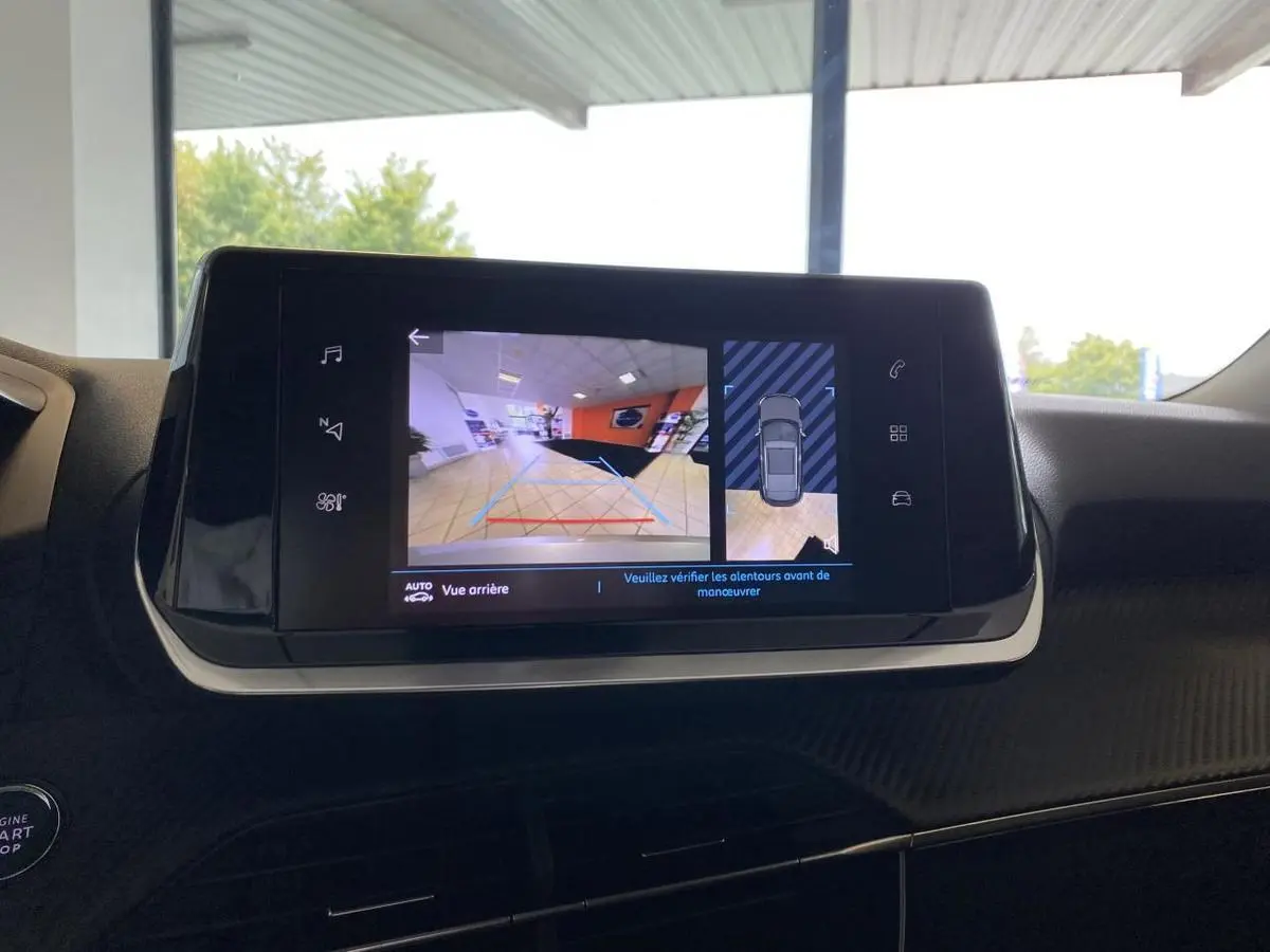 Écran tactile du Peugeot 2008 e-136 Allure Pack 2022 montrant la caméra de recul et l'aide au stationnement intérieure.