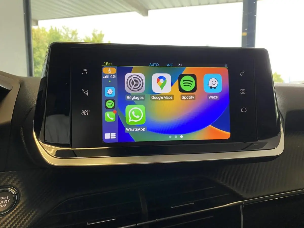 Écran tactile central du Peugeot 2008 e-136 Allure Pack 2022 affichant Apple CarPlay avec apps colorées