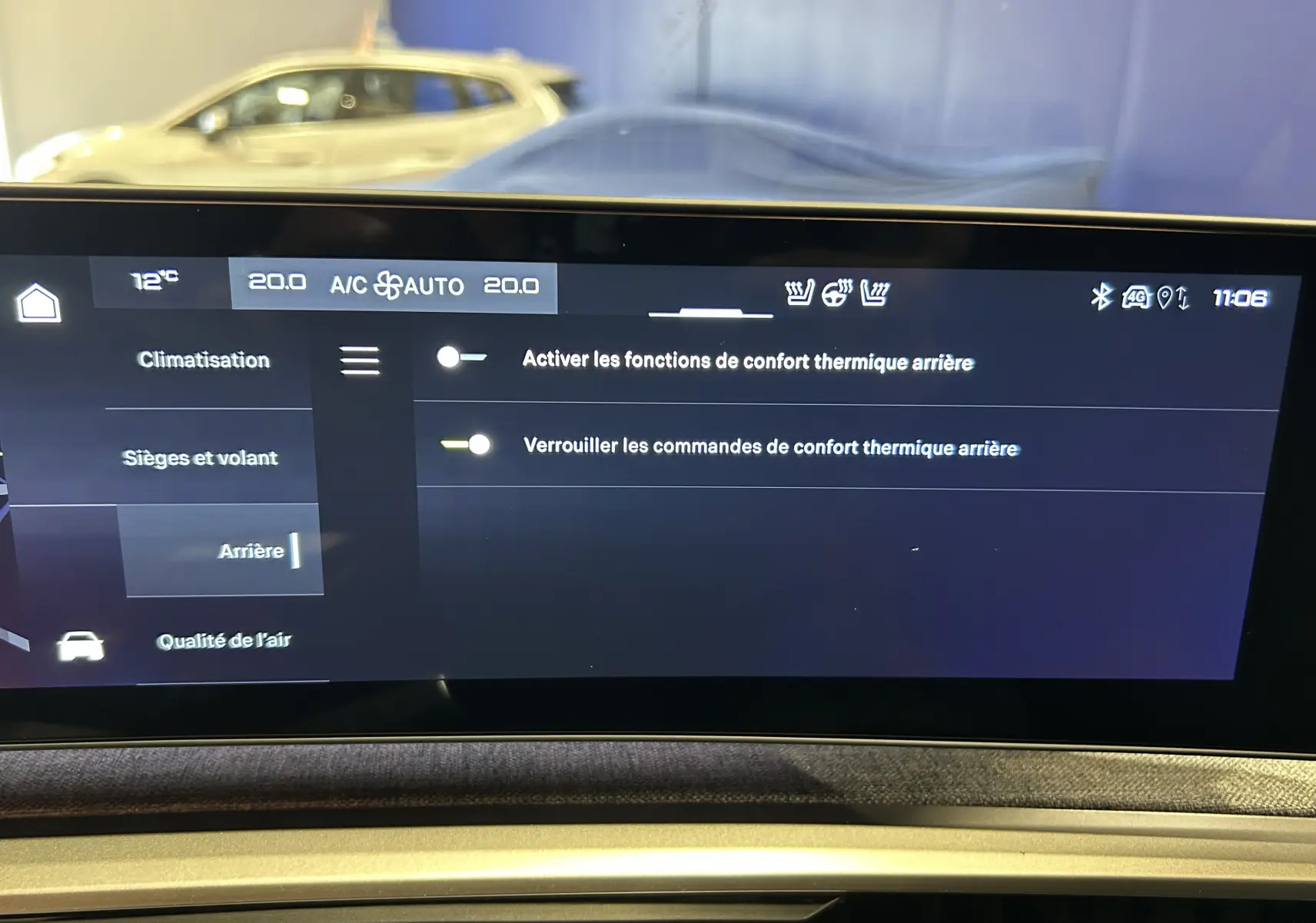 Vue intérieure du tableau de bord du Peugeot 5008 III Hybrid 145 GT, écran tactile affichant les réglages de confort thermique arrière.