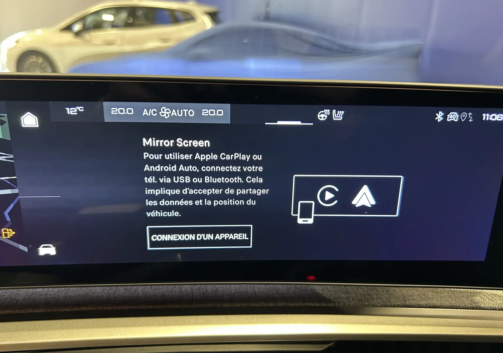 Vue rapprochée de l’écran tactile intérieur du Peugeot 5008 III Hybrid 145 GT, affichant la fonction Mirror Screen.