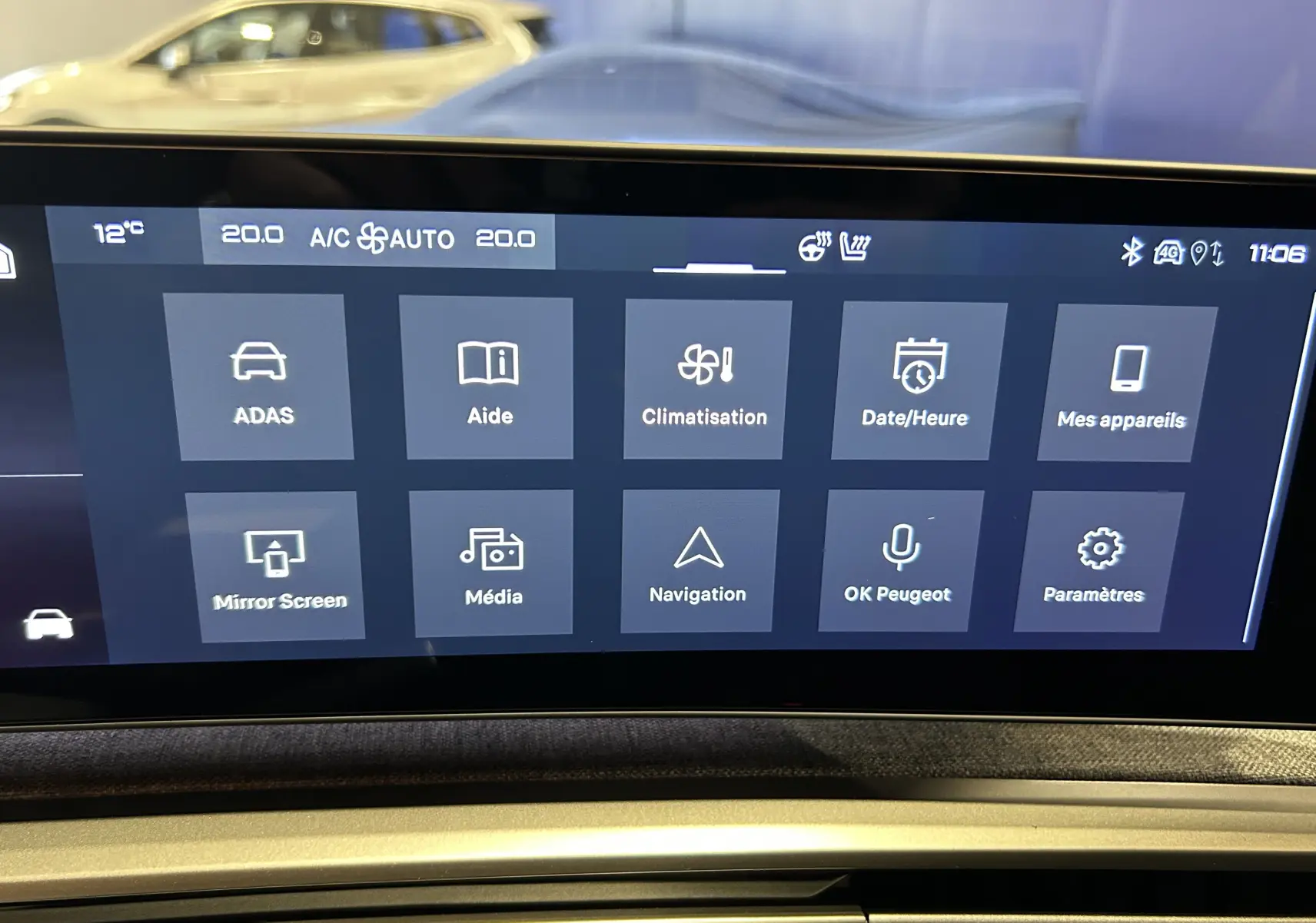 Écran tactile central du Peugeot 5008 III Hybrid 145 GT, affichant les menus de climatisation et navigation.