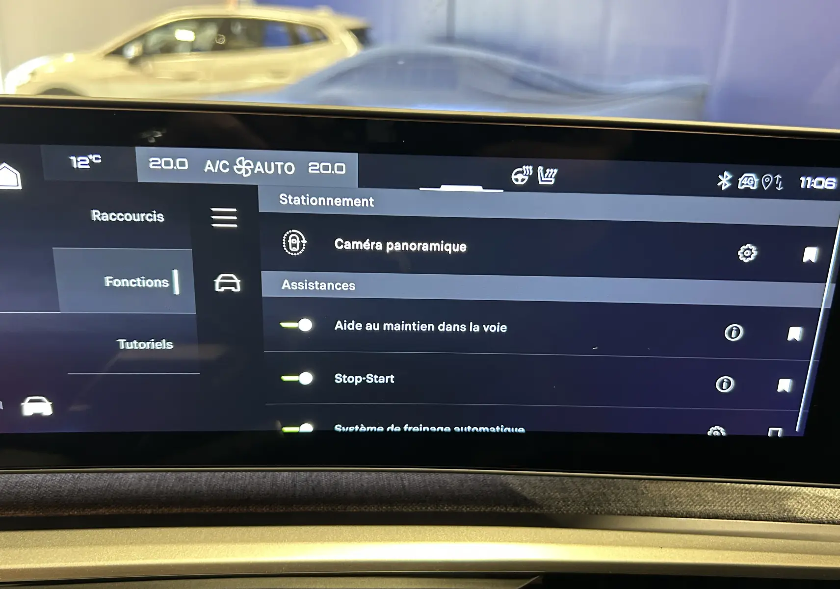 Écran tactile intérieur du Peugeot 5008 III Hybrid 145 GT montrant les options d’aides à la conduite.