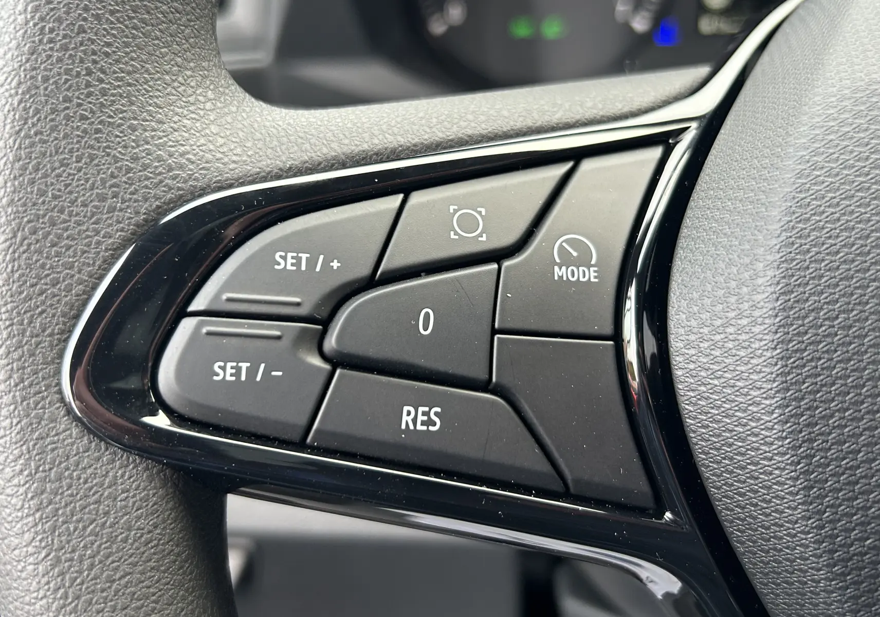 Gros plan sur les commandes de régulateur de vitesse au volant du Renault Master 2025, finition Advance.