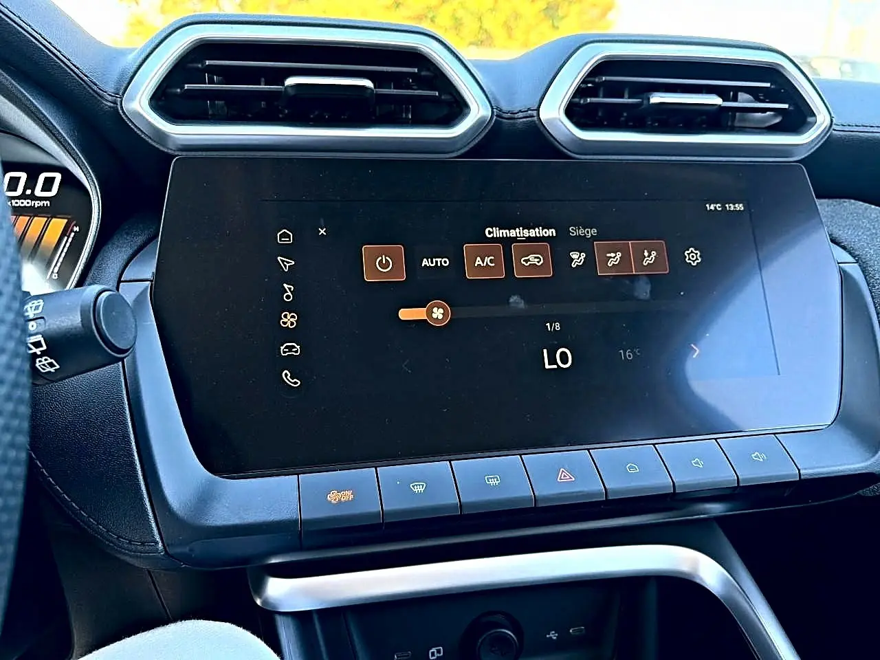 Écran tactile central affichant la climatisation, entouré de commandes grises sur tableau de bord noir du MG ZS 1.5 hybrid.