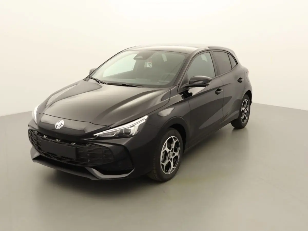 MG3 1.5 Hybrid+ 195 Luxury Pebble Black en 3/4 avant droit, avec jantes distinctives et calandre noire brillante.