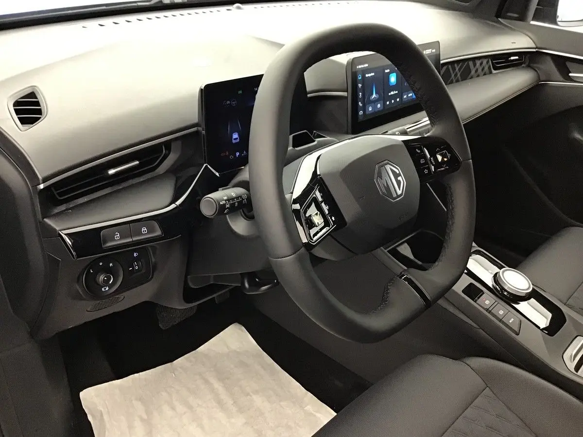 Vue intérieure côté conducteur du MG3 1.5 Hybrid+ 195 LUXURY avec volant multifonction et écran tactile central.