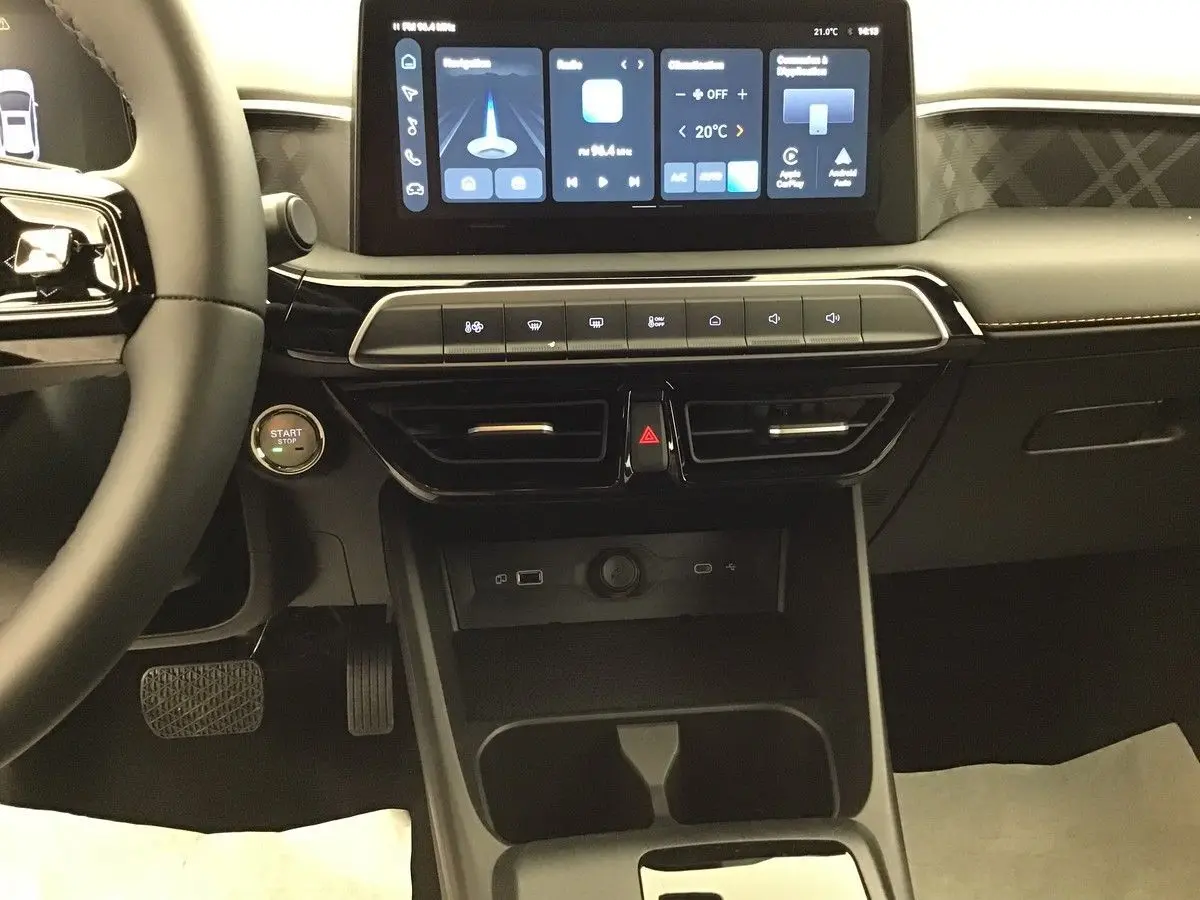 Vue intérieure centrée sur la console centrale et écran tactile du MG3 1.5 Hybrid+ 195 Luxury en Pebble Black.