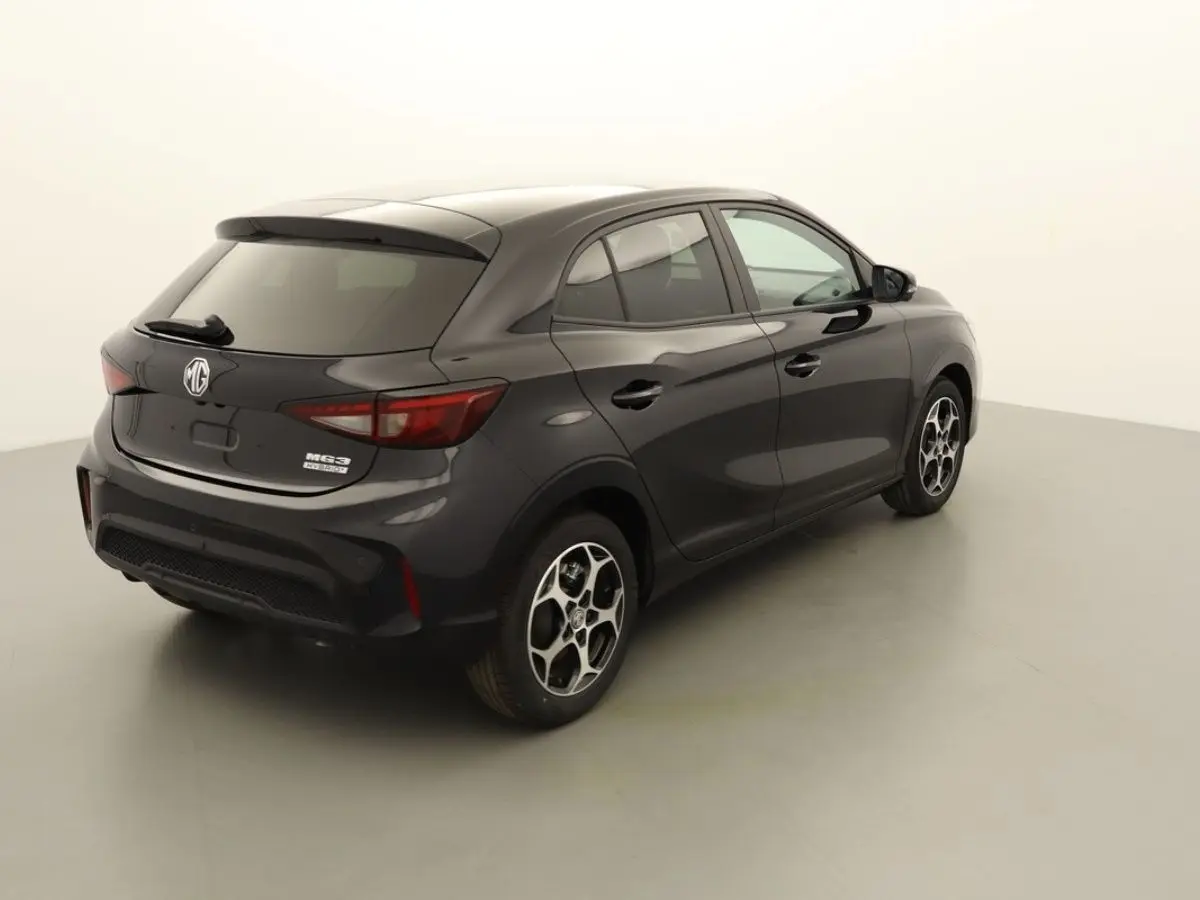 Vue 3/4 arrière droite de la MG3 1.5 Hybrid+ Pebble Black avec jantes alliage et feux arrière LED.