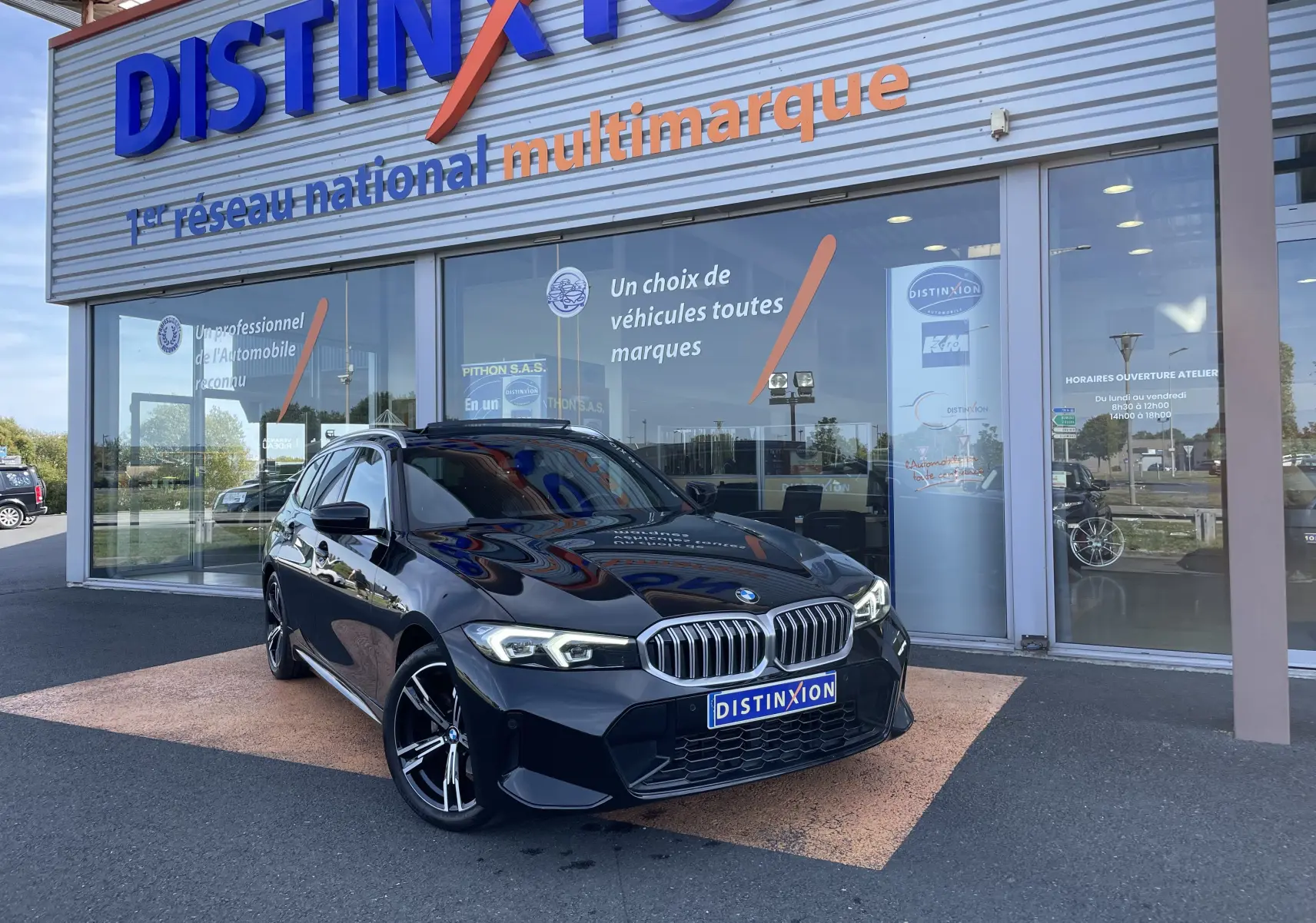 BMW Série 3 Touring G21 XDrive noir métal vue 3/4 avant droit devant showroom Distinxion