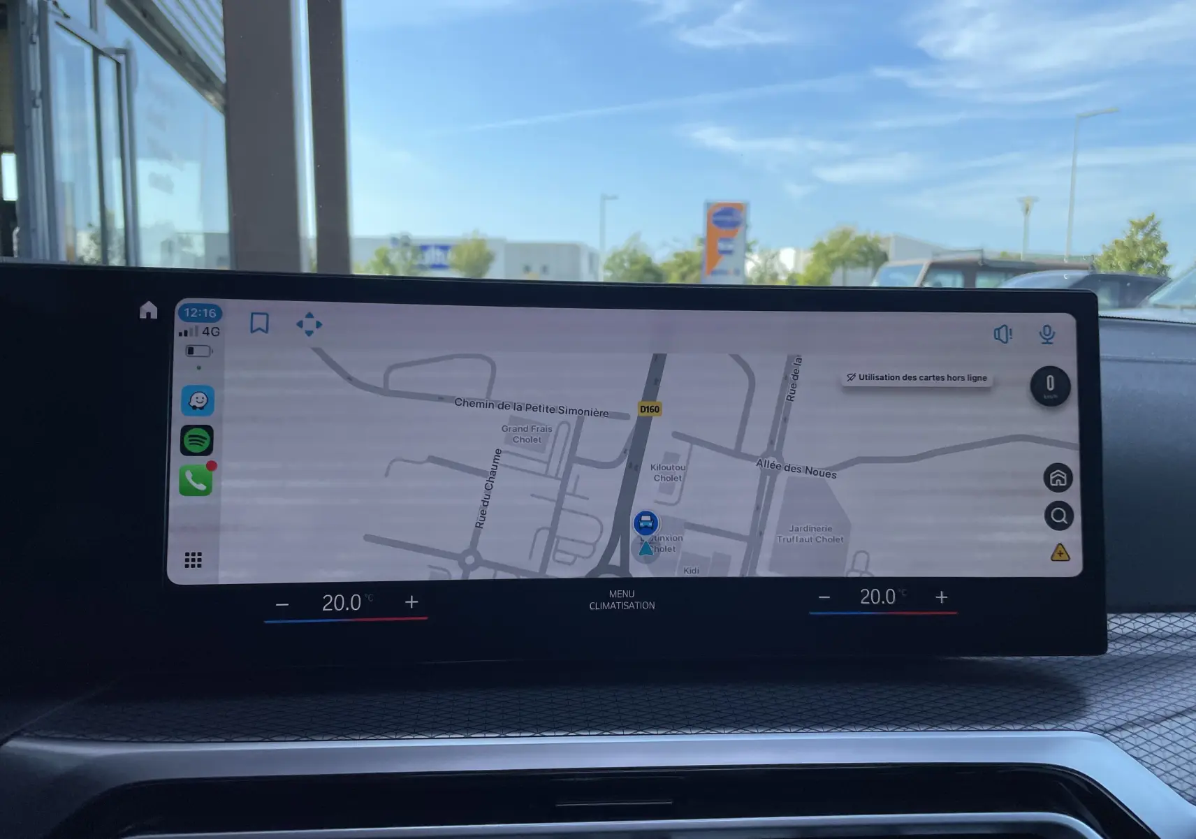 Écran tactile central de la BMW Série 3 Touring G21 noir métal 2022 affichant la navigation et la climatisation à 20°C