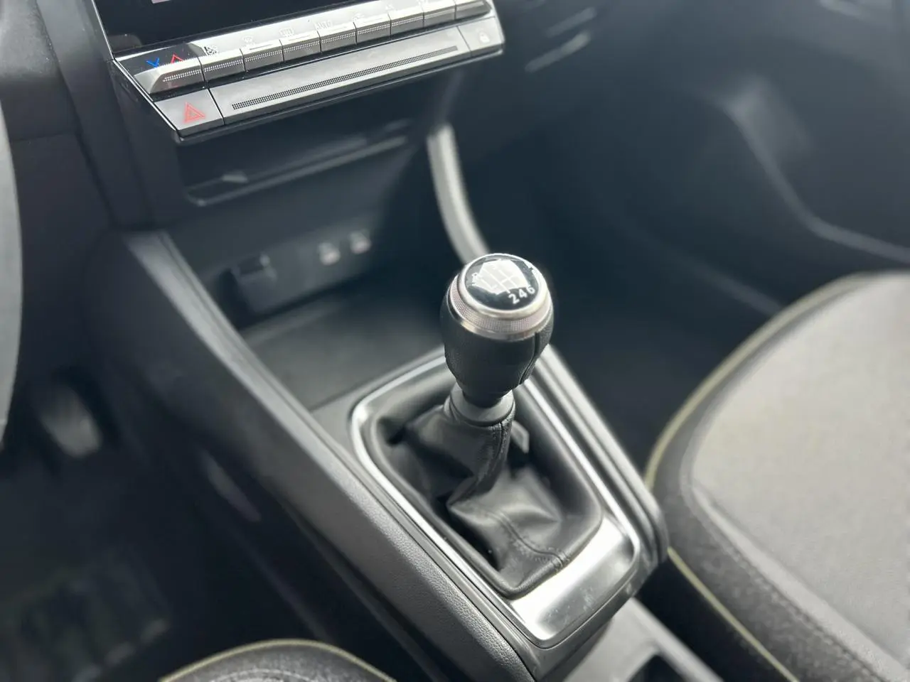 Gros plan sur le levier de vitesses manuel noir dans l’habitacle du Renault Captur 2025.