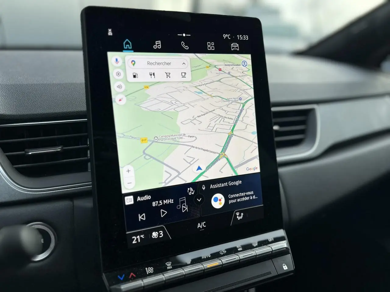 Vue rapprochée de l’écran tactile vertical du système OpenR Link 10,4 pouces du Renault Captur 2025, affichant la navigation GPS.