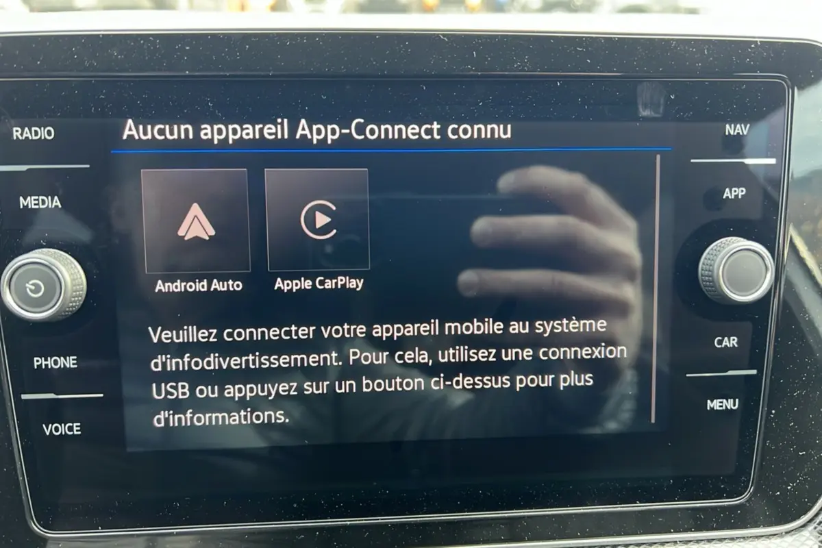 Écran tactile du système multimédia du Volkswagen T-Cross gris argent affichant l'interface App-Connect Android Auto et Apple CarPlay.