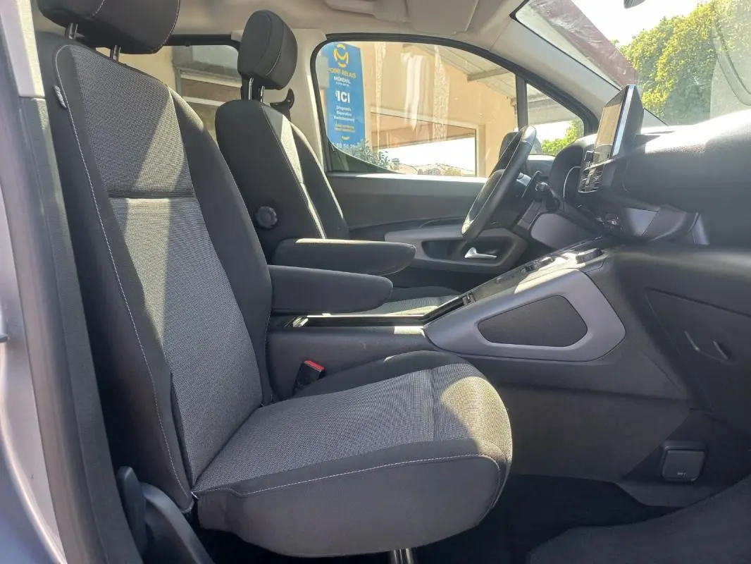 Vue intérieure côté gauche du Toyota Proace City Verso gris 2023, montrant les sièges avant et la console centrale.