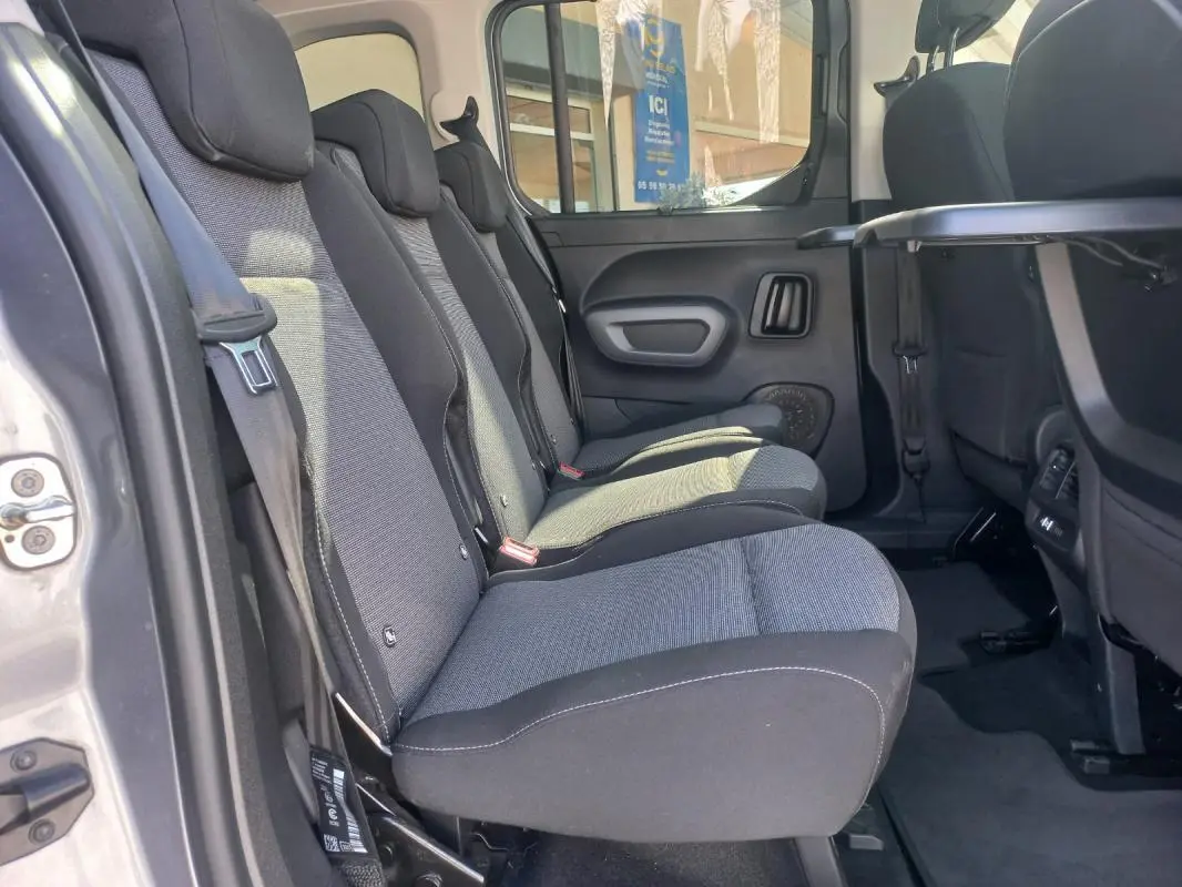 Vue latérale intérieure côté droit des sièges arrière gris du Toyota Proace City Verso Medium Executive 2023.