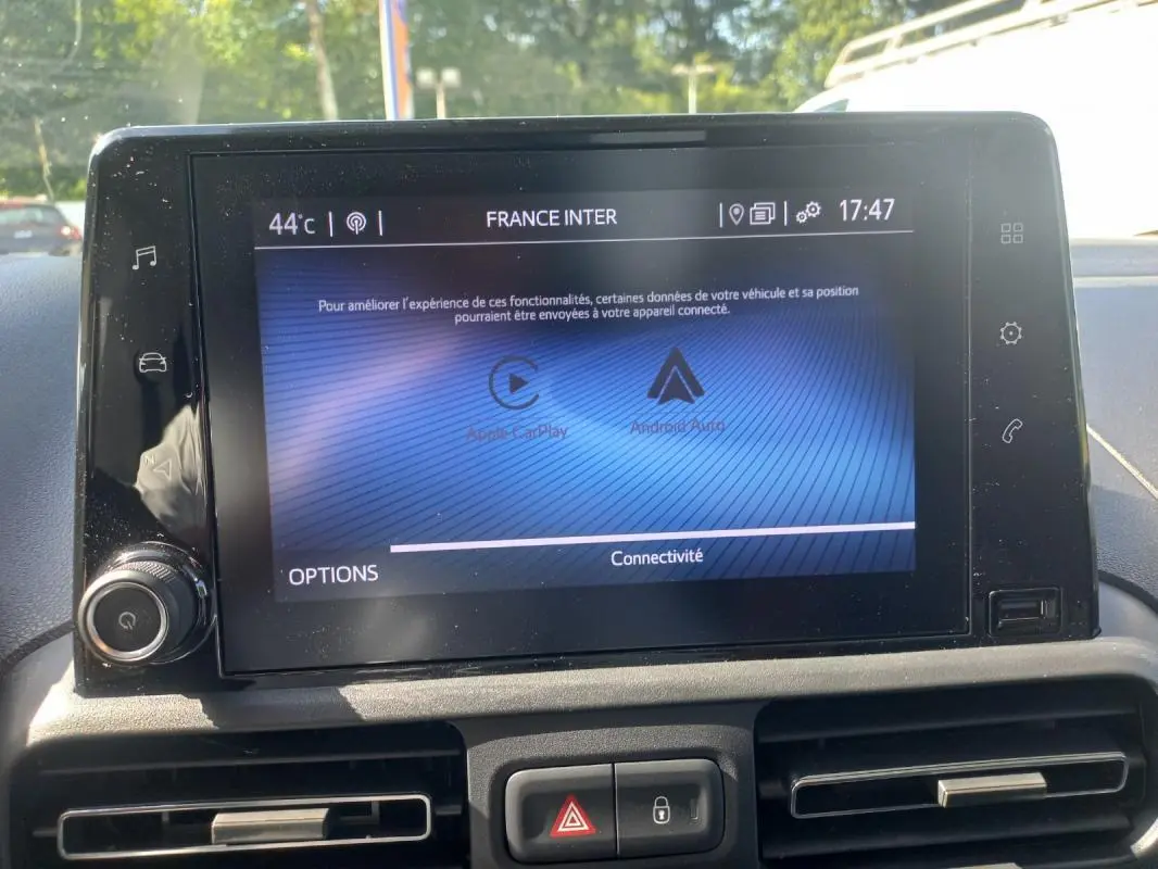 Écran tactile central du Toyota Proace City Verso gris 2023, affichant les options de connectivité Apple CarPlay et Android Auto.