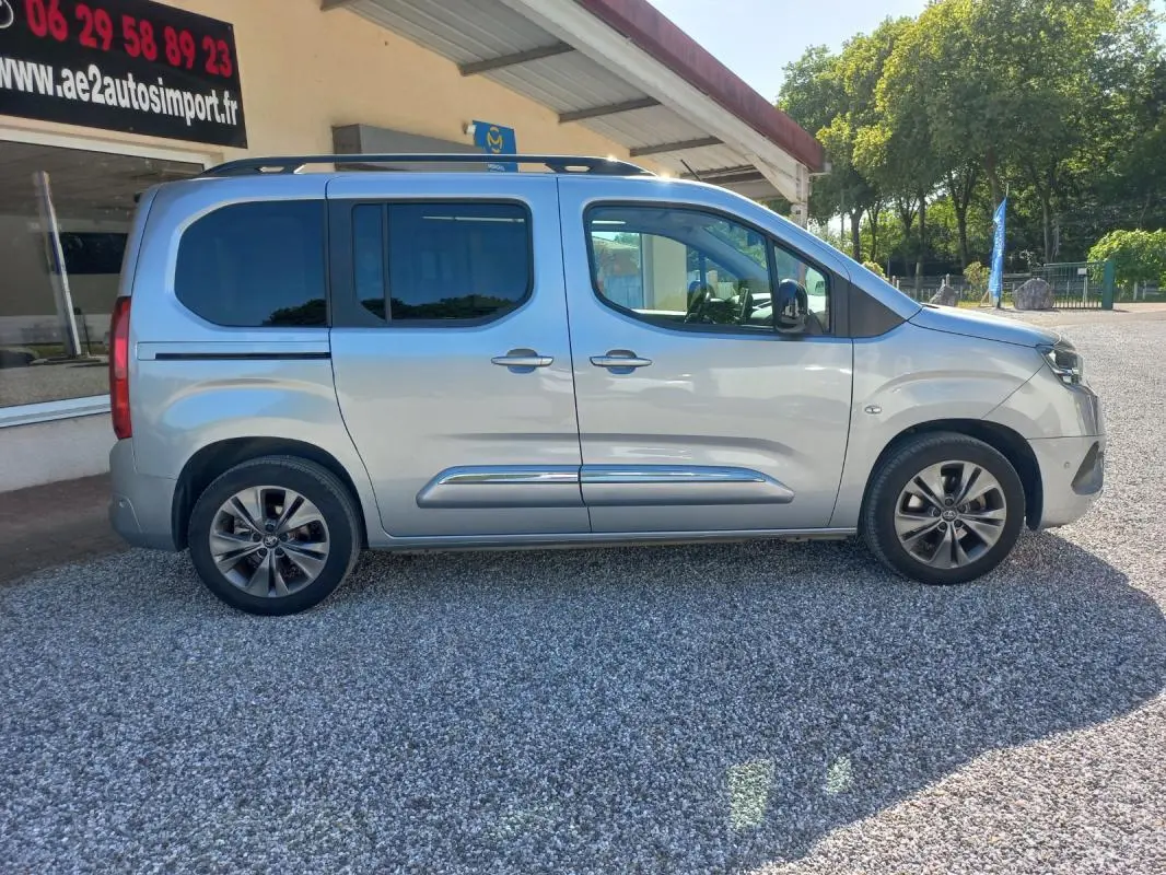 Vue de profil côté droit d'un Toyota Proace City Verso gris 2023, version Medium Executive avec jantes alliage et vitres teintées.