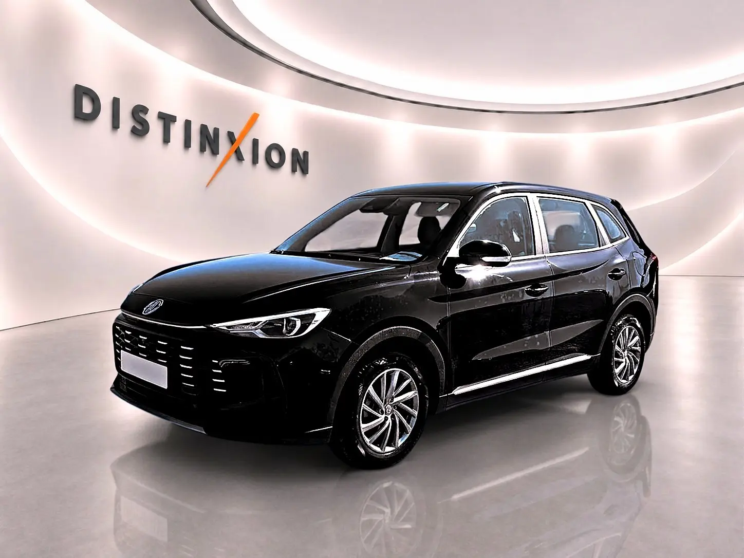 MG Motor ZS 1.5 hybrid noir en 3/4 avant droit, avec jantes alliage et calandre noire distinctive.