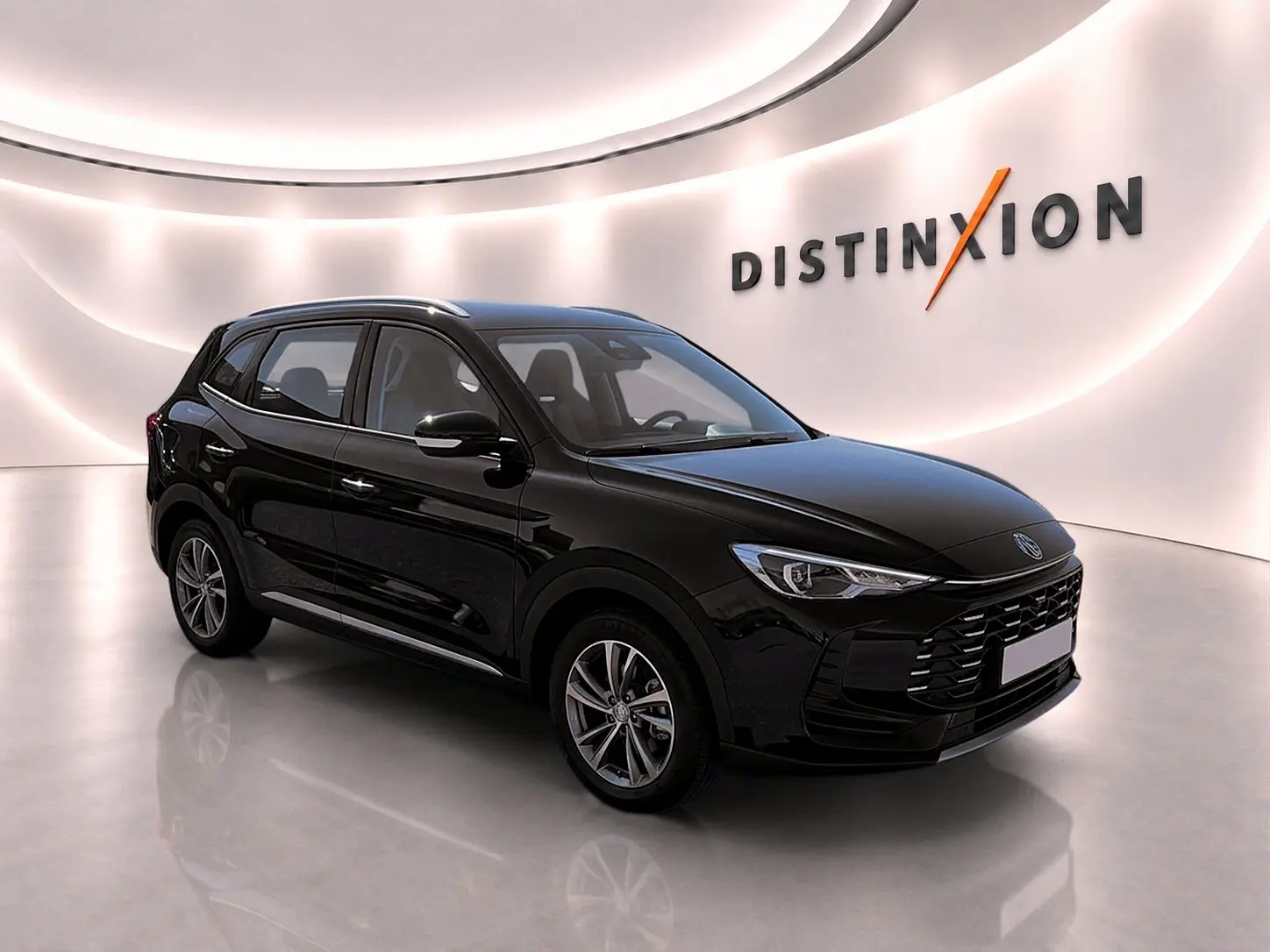 MG Motor ZS hybride noir en 3/4 avant droit dans un showroom lumineux avec logo Distinxion en arrière-plan.