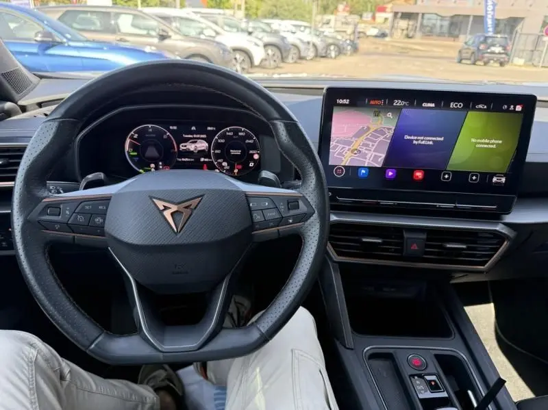 Vue intérieure du tableau de bord et du volant CUPRA Formentor gris 2023, avec écran tactile et instrumentation numérique.