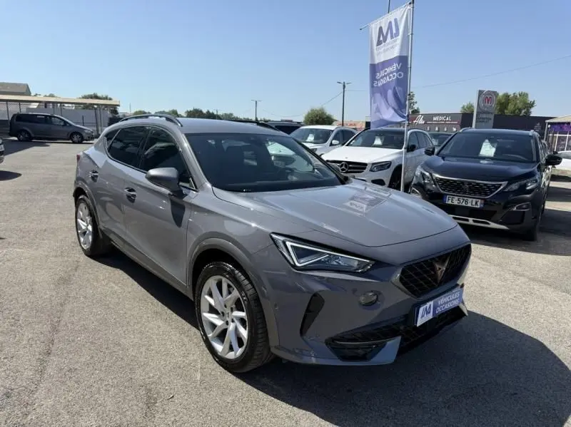 Vue 3/4 avant du CUPRA Formentor gris 2023, version hybride, avec jantes argentées et calandre noire distinctive.