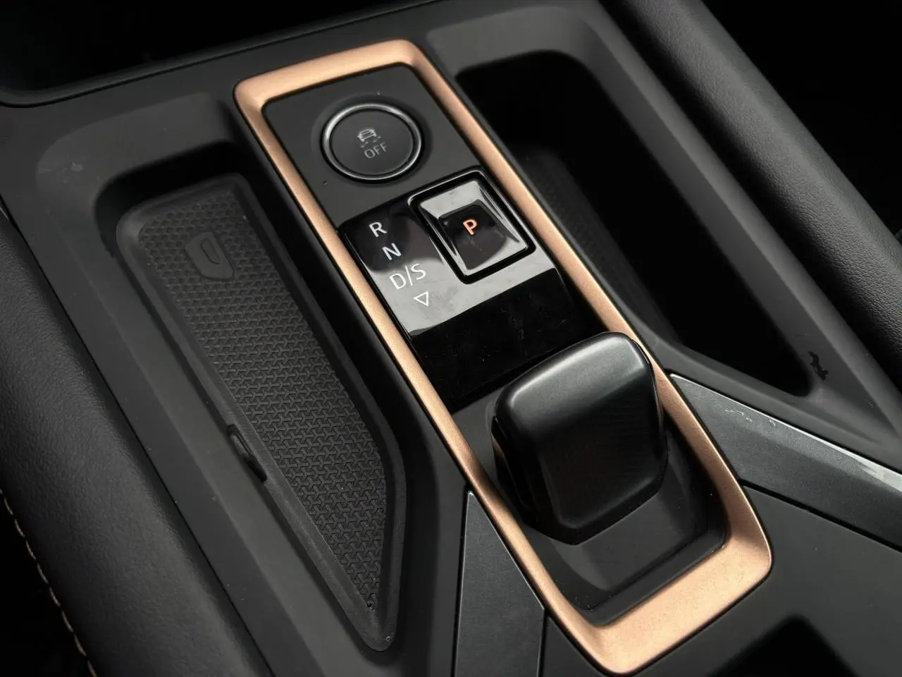 Gros plan sur la console centrale de la CUPRA LEON ST 2025 avec levier de boîte auto et contour cuivré.